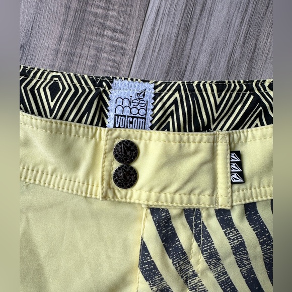 Volcom Miss Mod Boardshorts Pockets and Rubber Embellishments in Yellow Size 3 - Picture 5 of 9
